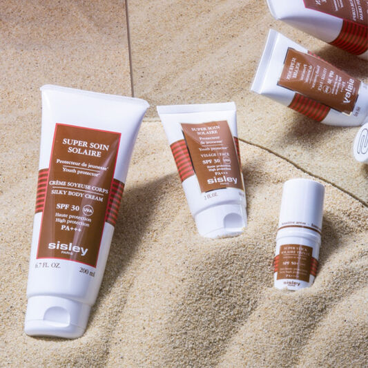 Sisley's hoogwaardige zonverzorging biedt optimale bescherming tegen de schadelijke effecten van de zon.